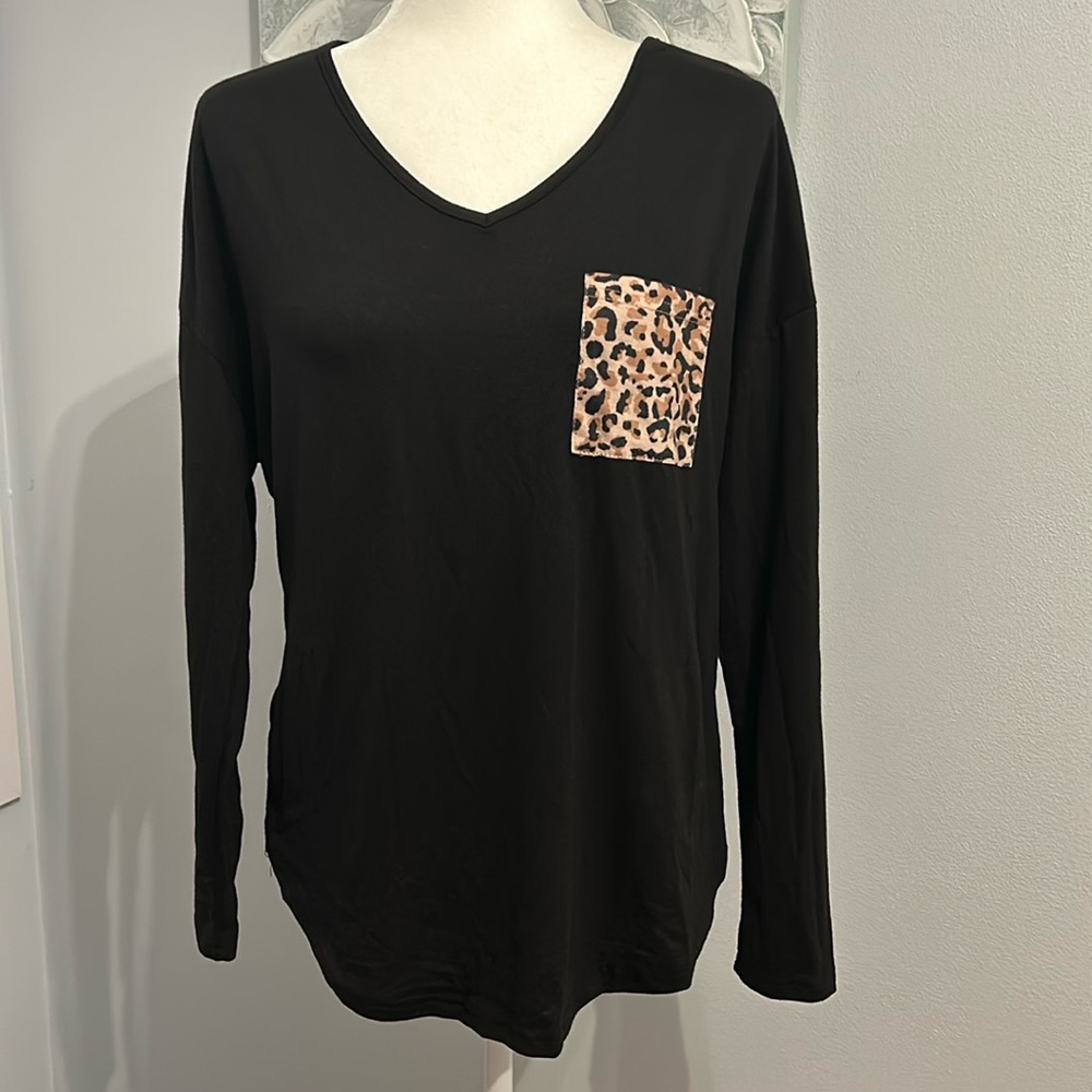 Black Women’s Long Sleeve V-neck with Leopard Print Pocket